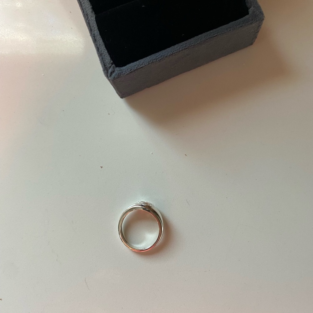 Elegant Silver Ring with Gemstone - Picture 2 of 4